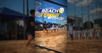 Pessoas jogando beach tênis em quadras de areia durante o 1º Open em Novo Horizonte do Norte-MT, por prefnovohorizontedonortemt no Instagram