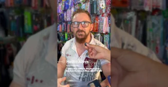 Homem sorrindo, usando boné e camisa do Cuiabá Esporte Clube, representando os pais de Cuiabá.