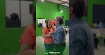 Foto do Prefeito Marcos Tomazini e Primeira Dama Elizabeth Becker dançando e celebrando com a melhor idade no Conviver de Paranatinga. Créditos: pref.paranatinga / Instagram