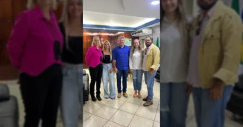 Integrantes da Associação Anjos da Ana e Prefeito Leonardo Zampa em Novo São Joaquim. Créditos: associacaoanjosdaanansj / Instagram.