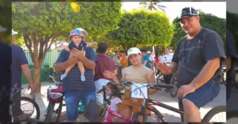 Imagens aéreas e terrestres de um passeio ciclístico com famílias e crianças em Santa Carmem, por Prefeitura de Santa Carmem.