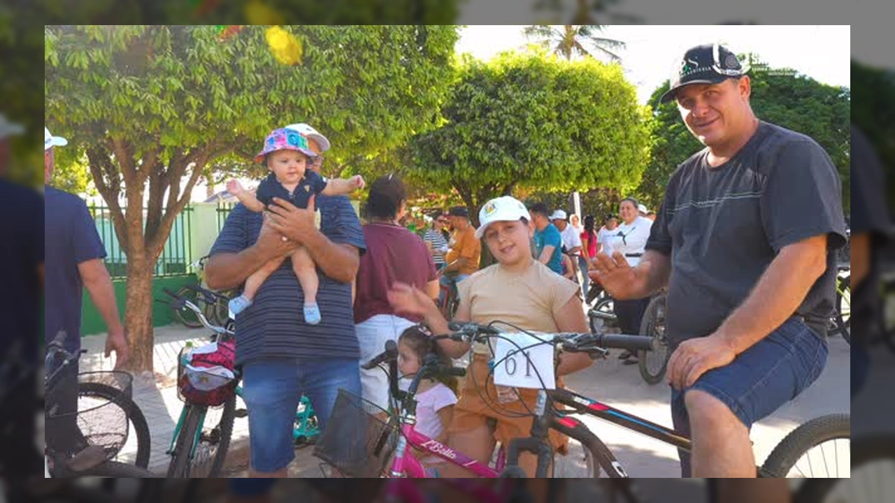 Imagens aéreas e terrestres de um passeio ciclístico com famílias e crianças em Santa Carmem, por Prefeitura de Santa Carmem.
