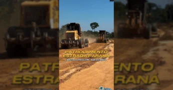 Patrolamento de estrada de terra com máquina pesada em Nova Bandeirantes, com homens da prefeitura acompanhando. Créditos: Prefeitura de Nova Bandeirantes / Instagram.