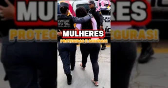 Policiais da Patrulha Maria da Penha auxiliando uma mulher a entrar em uma viatura policial em Mato Grosso.