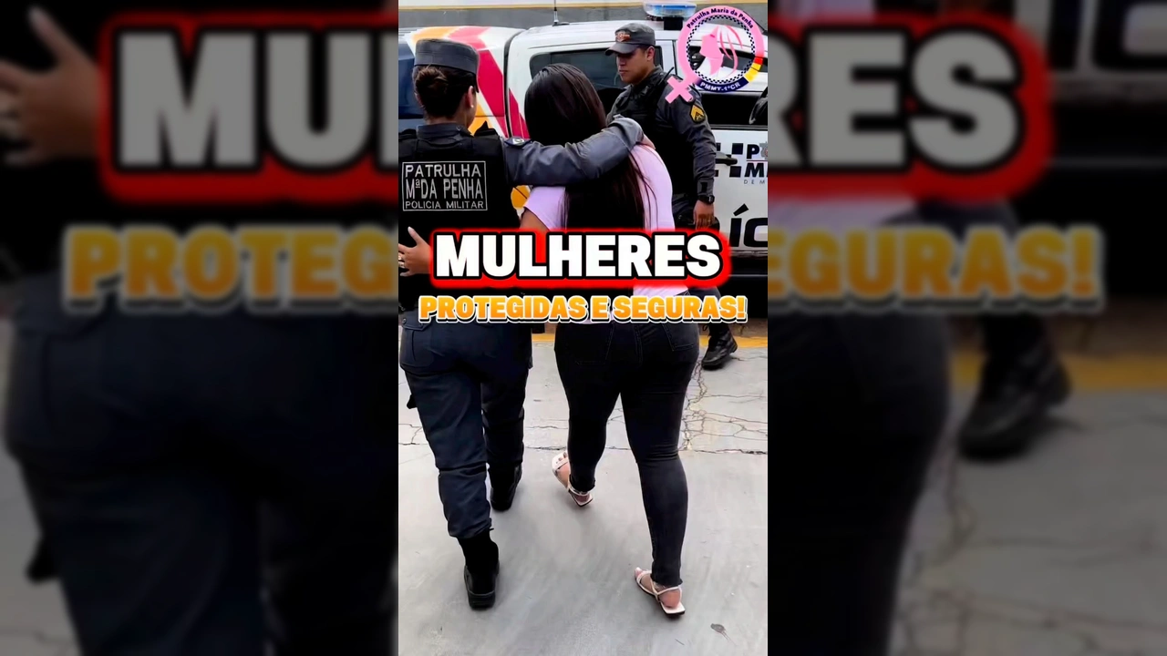 Policiais da Patrulha Maria da Penha auxiliando uma mulher a entrar em uma viatura policial em Mato Grosso.