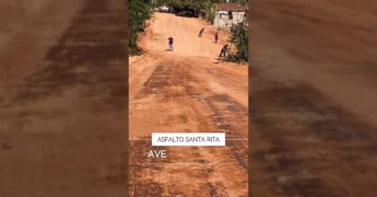 Imagem mostrando a fase de imprimação para o asfalto em ruas de Guiratinga, com equipes e máquinas. Créditos: Prefeitura de Guiratinga / Instagram.