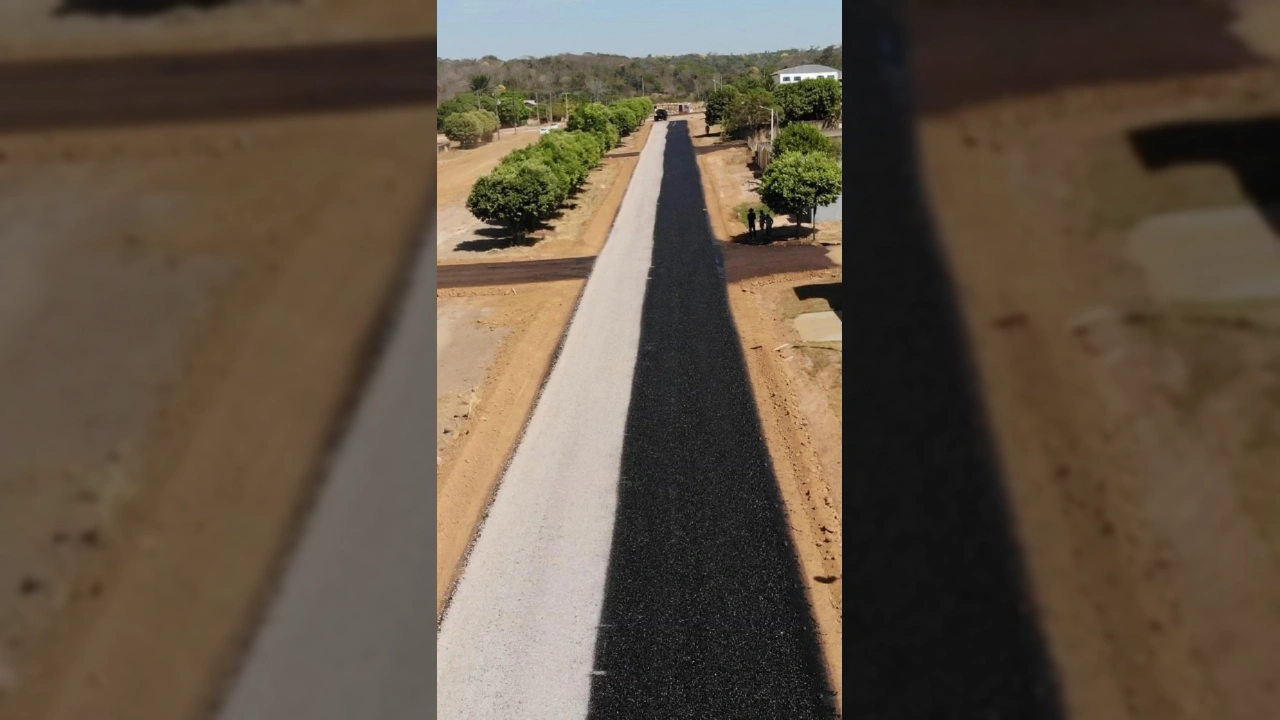 Vista aérea da Avenida Rio Grande do Sul em Terra Nova do Norte, Mato Grosso, durante as obras de pavimentação. Créditos: Terra Nova do Norte / Instagram.