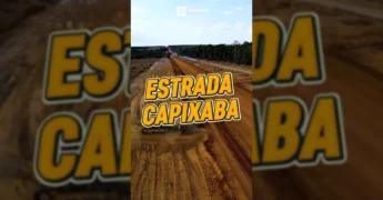 Imagem aérea da Estrada Capixaba em Tapurah em processo de pavimentação, com maquinário e asfalto recém-aplicado, por Prefeitura de Tapurah / Instagram.