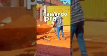 Imagem da equipe da Prefeitura de Peixoto de Azevedo trabalhando na pavimentação da Rua Júlio Campos. Crédito: Prefeitura de Peixoto de Azevedo / Instagram.