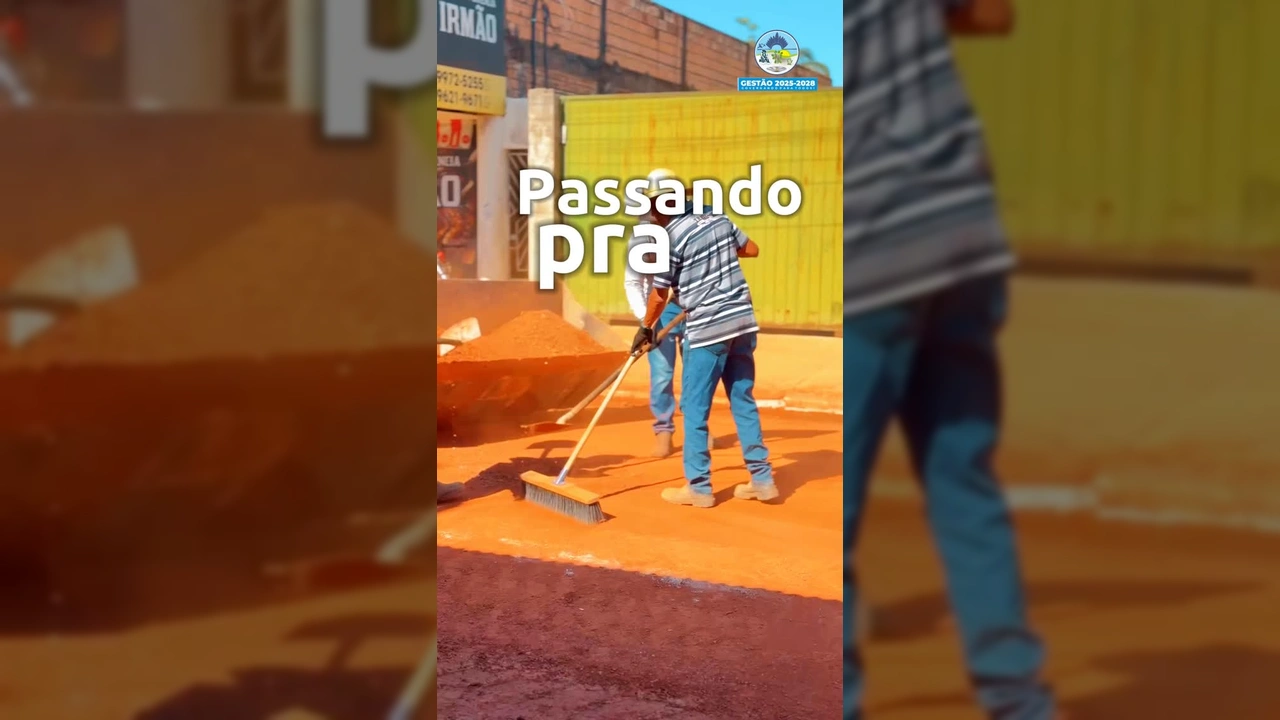 Imagem da equipe da Prefeitura de Peixoto de Azevedo trabalhando na pavimentação da Rua Júlio Campos. Crédito: Prefeitura de Peixoto de Azevedo / Instagram.