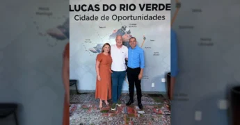 Pedro Bial, Fellipe Awi e o prefeito Miguel Vaz posando em Lucas do Rio Verde, Mato Grosso. Crédito: Miguel Vaz / Instagram