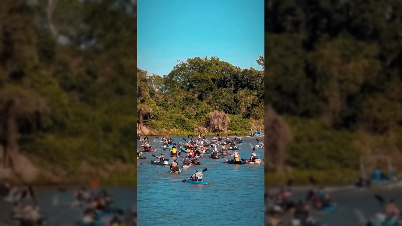 Pescadores em caiaques no rio durante o FIPE 2025 em Cáceres, Mato Grosso. Crédito: Conheça Cáceres / Instagram.