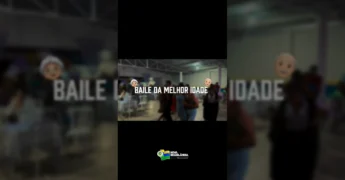 Grupo de idosos dançando em um salão iluminado com fundo desfocado, durante o Baile da Melhor Idade em Nova Brasilândia. Imagem: @nbprefeitura.