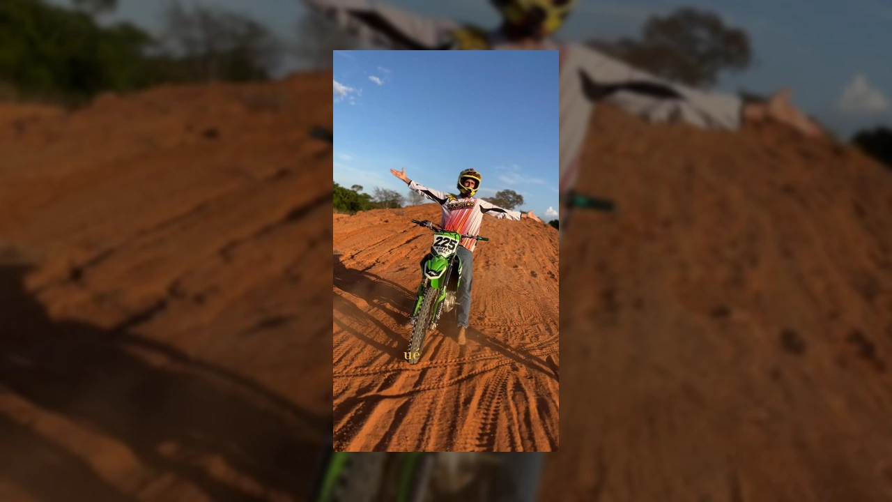 Foto de um piloto de motocross em preto e branco ajustando o capacete antes de uma corrida. Créditos: Prefeitura de Cláudia / Instagram.