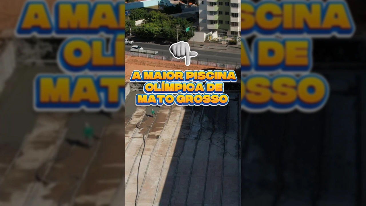 Vista aérea da obra da piscina olímpica de Cuiabá, com trabalhadores no local. Créditos: Instagram @govmatogrosso