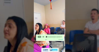 Profissionais de saúde e pacientes em posto de atendimento familiar, @smslivramento.