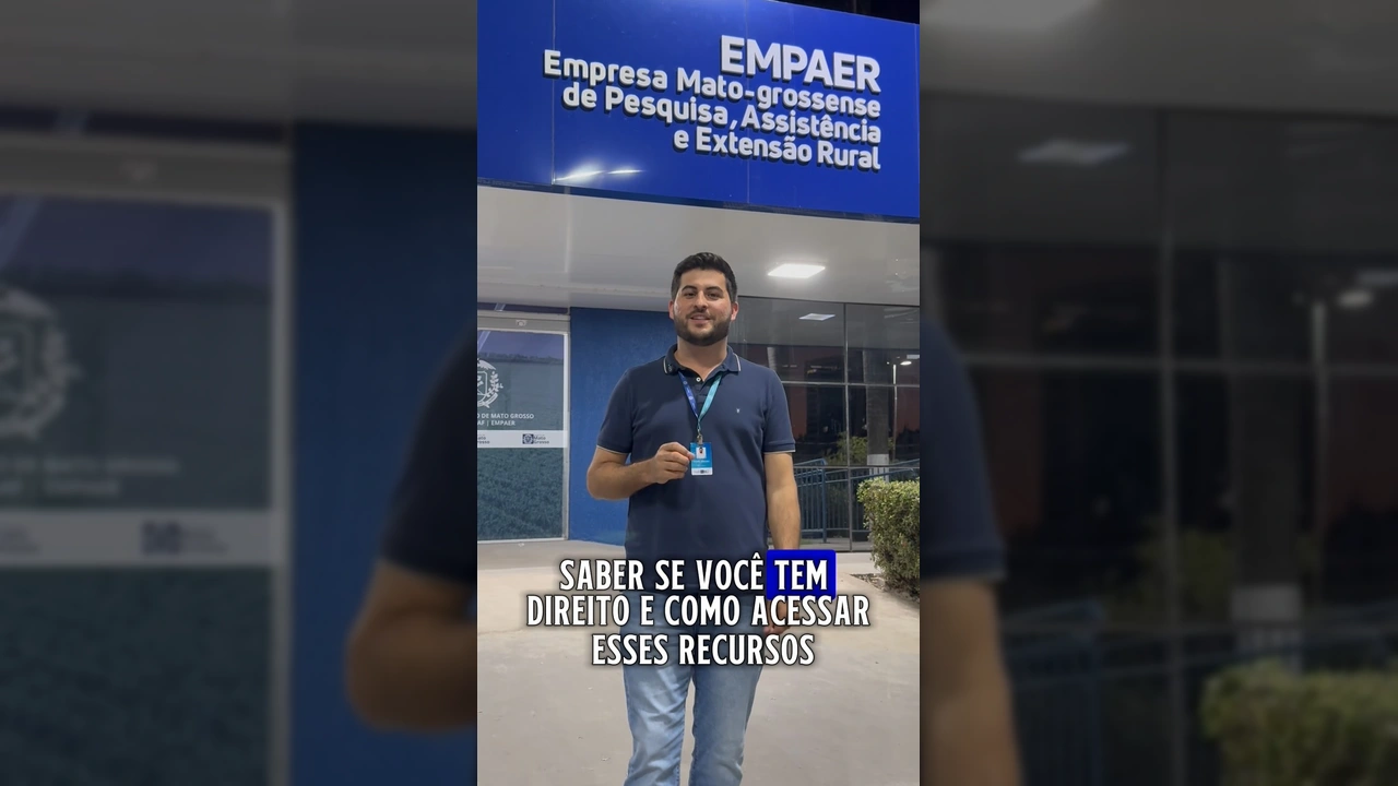 Homem sorrindo em frente ao prédio da Empaer MT, divulgando o Plano Safra para a agricultura familiar.