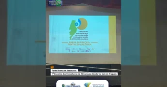 Imagem do palco com projetor exibindo o tema do evento e participantes no auditório. Créditos: @ponte_brancamt / Instagram