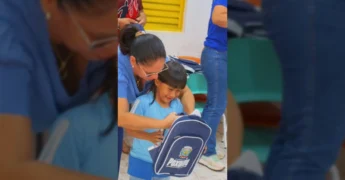 Alunos da rede municipal de Poxoréu com suas novas mochilas escolares azuis. Crédito: Prefeitura de Poxoréu / Instagram