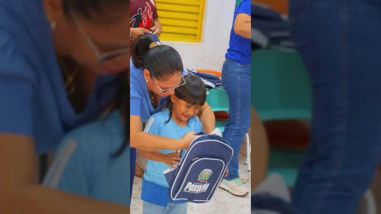 Alunos da rede municipal de Poxoréu com suas novas mochilas escolares azuis. Crédito: Prefeitura de Poxoréu / Instagram