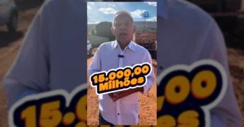 Prefeito de Nobres fiscalizando as obras de drenagem e saneamento em Bom Jardim, com equipe e máquinas ao fundo. Crédito: Instagram Prefeitura de Nobres