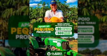 Homem idoso sorrindo segurando um mamão com um trator verde ao fundo, símbolo do apoio da Prefeitura de Cláudia à agricultura familiar.