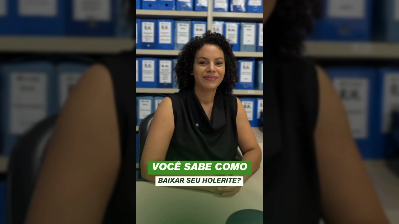 Servidora da Prefeitura de Cláudia em seu escritório, mostrando como acessar o holerite online de forma prática e segura. Créditos: Prefeitura de Cláudia / Instagram.
