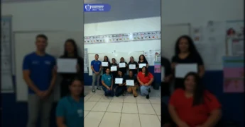 Grupo de formandos e representantes da Prefeitura de Marcelândia, SENAI e CRAS com seus certificados. Créditos: Prefeitura de Marcelândia / Instagram.