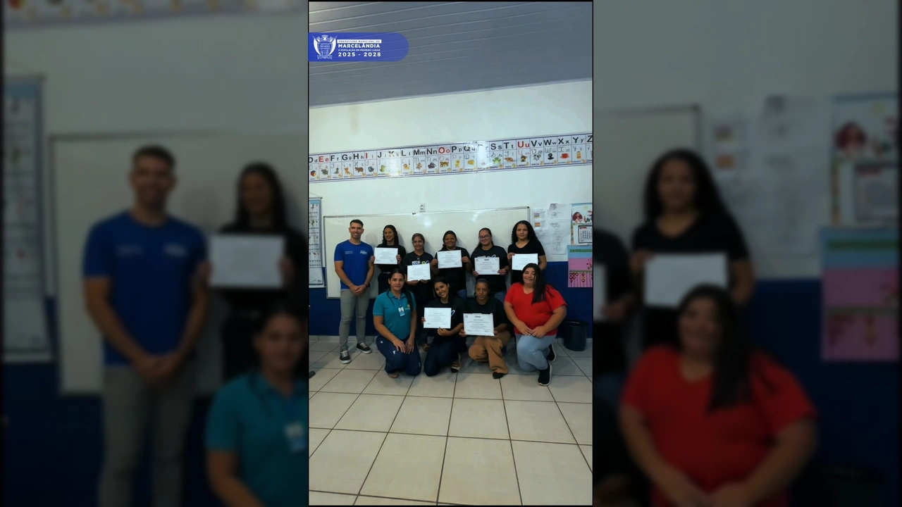 Grupo de formandos e representantes da Prefeitura de Marcelândia, SENAI e CRAS com seus certificados. Créditos: Prefeitura de Marcelândia / Instagram.