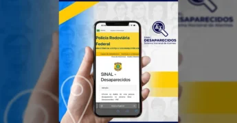 Telefone mostrando o site do SINAL Desaparecidos da PRF, com imagens de pessoas ao fundo. Crédito: prf / Instagram