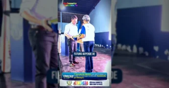 Prefeito Vinícius Oliveira discursando no 1º Encontro da Educação em Nova Canaã do Norte, com novas iniciativas sendo apresentadas / Instagram @viniciusoliveiraaa