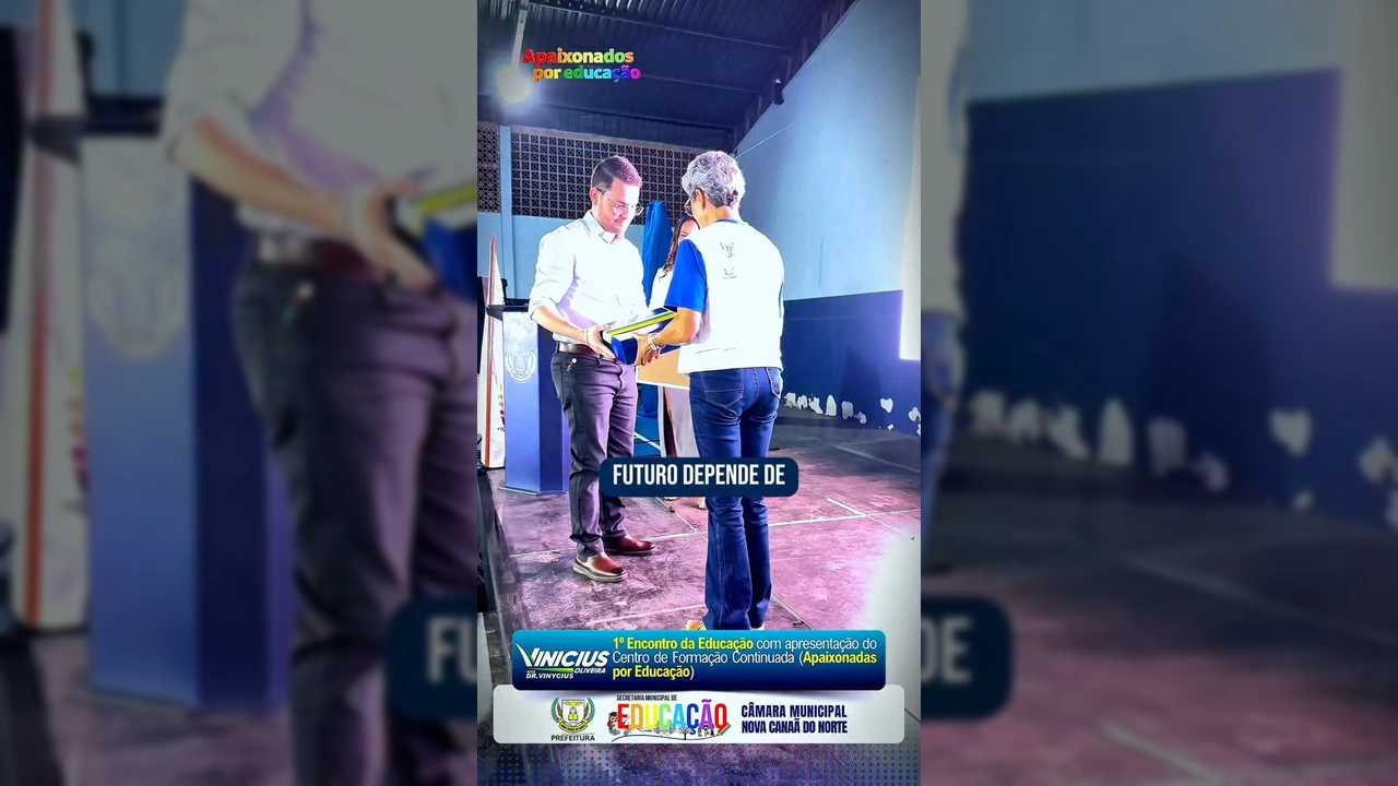 Prefeito Vinícius Oliveira discursando no 1º Encontro da Educação em Nova Canaã do Norte, com novas iniciativas sendo apresentadas / Instagram @viniciusoliveiraaa