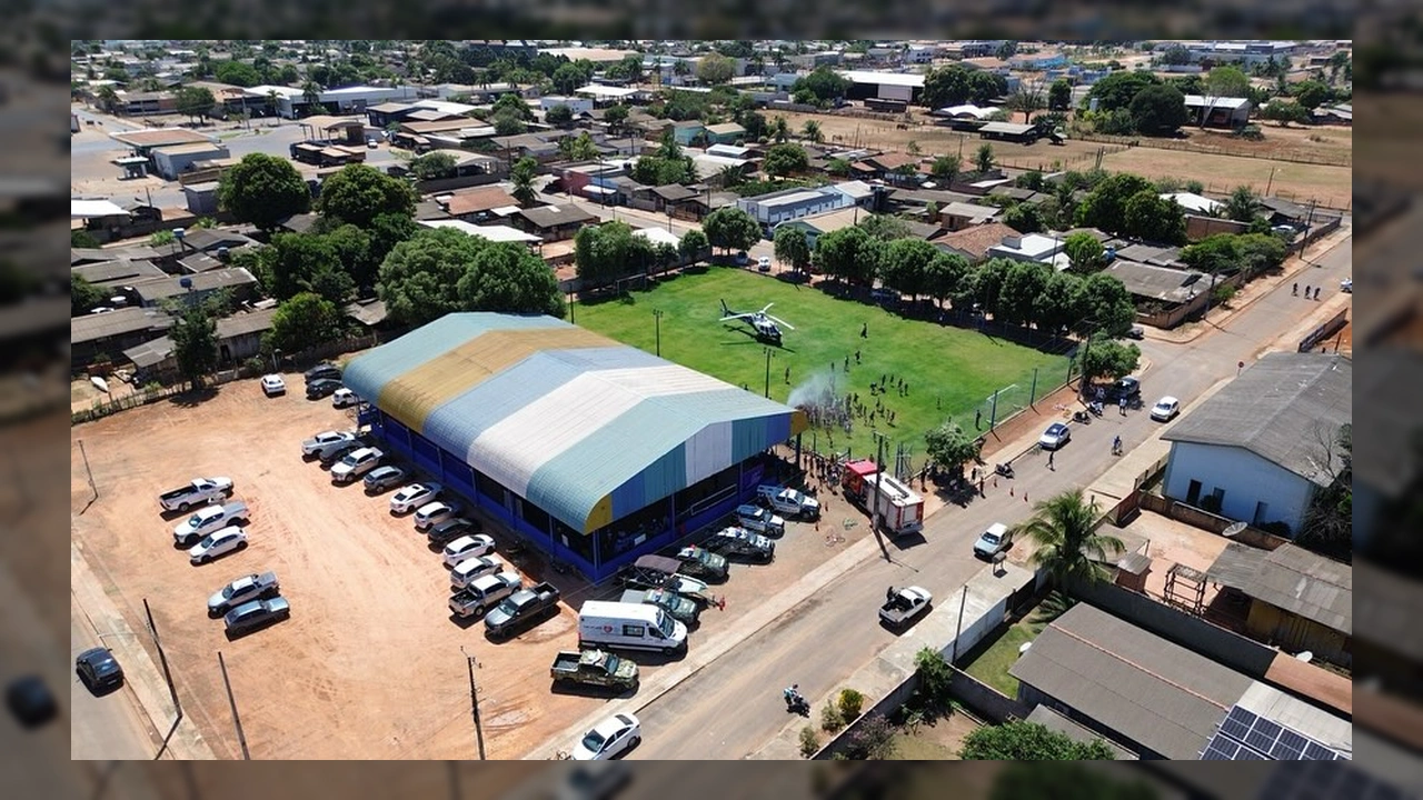 Vista aérea do 1º Sábado Social em Vera, Mato Grosso, mostrando a quadra coberta e o campo de futebol com um helicóptero da Polícia Militar pousado. Crédito: Prefeitura Municipal de Vera / Instagram.