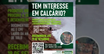 Imagem de trator aplicando calcário no campo, ilustrando a iniciativa da Prefeitura de Araputanga para produtores rurais.