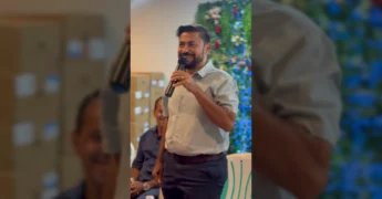 Grupo de professores e autoridades em Denise celebrando a educação, com foco na entrega de notebooks e conquistas em alfabetização. Créditos: Prefeitura de Denise / Instagram