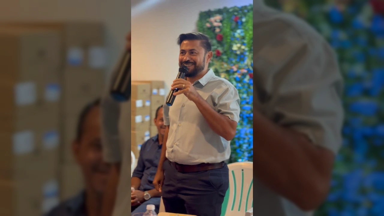Grupo de professores e autoridades em Denise celebrando a educação, com foco na entrega de notebooks e conquistas em alfabetização. Créditos: Prefeitura de Denise / Instagram