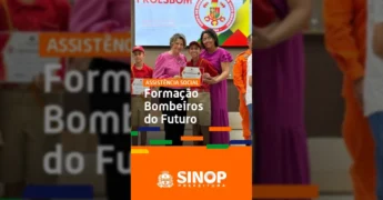 Crianças fardadas do Projeto Bombeiros do Futuro recebendo certificados em Sinop. Créditos: @prefeituradesinop