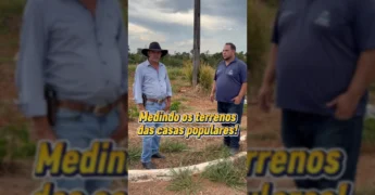 Dois homens em um terreno vazio, discutindo sobre o projeto de 20 casas populares em Nova Bandeirantes, MT. Créditos: Prefeitura Municipal de Nova Bandeirantes.