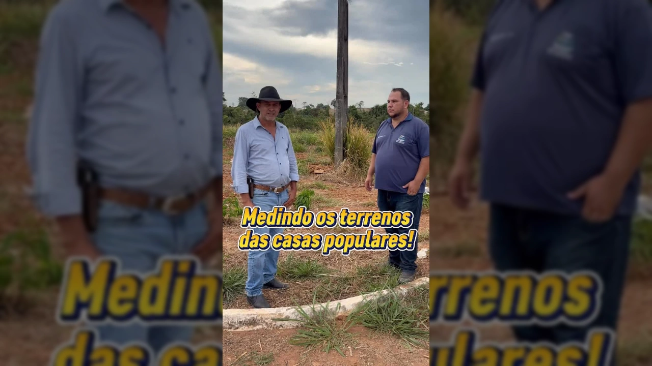 Dois homens em um terreno vazio, discutindo sobre o projeto de 20 casas populares em Nova Bandeirantes, MT. Créditos: Prefeitura Municipal de Nova Bandeirantes.