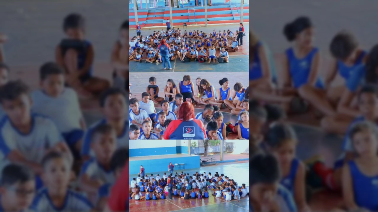 Grupo de crianças e adolescentes sentados no chão, ouvindo uma mulher, em uma quadra, com o logotipo do Projeto Torcida pela Vida no fundo. Crédito: Instagram / prefpoxoreu