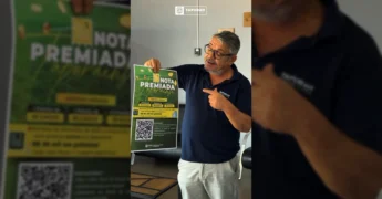 Imagem de homem divulgando a campanha Nota Premiada Tapuraense com cartazes em Tapurah, Mato Grosso. Créditos: Prefeitura de Tapurah / Instagram