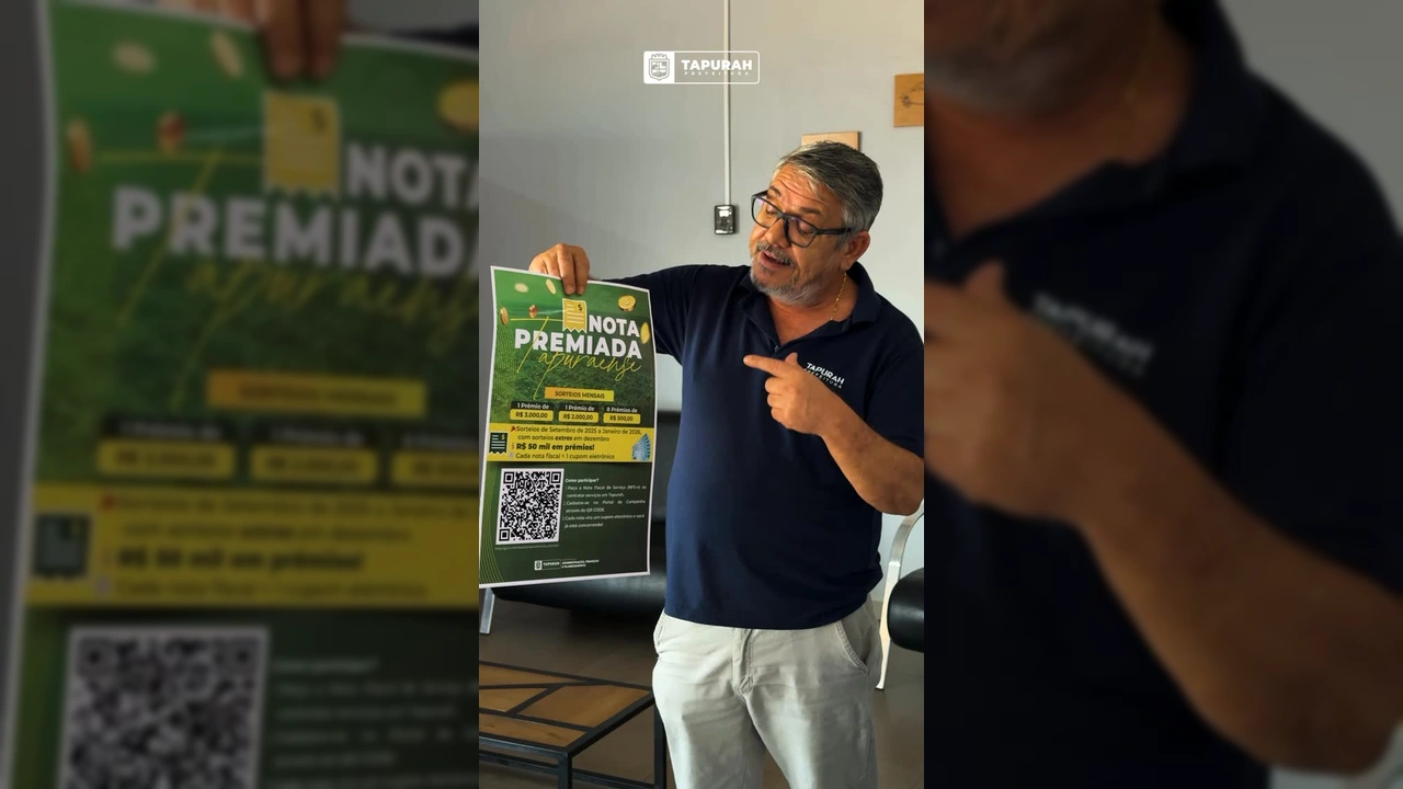 Imagem de homem divulgando a campanha Nota Premiada Tapuraense com cartazes em Tapurah, Mato Grosso. Créditos: Prefeitura de Tapurah / Instagram