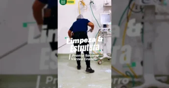 Trabalhadores realizando limpeza e obras de reforma em um corredor de hospital em Várzea Grande.