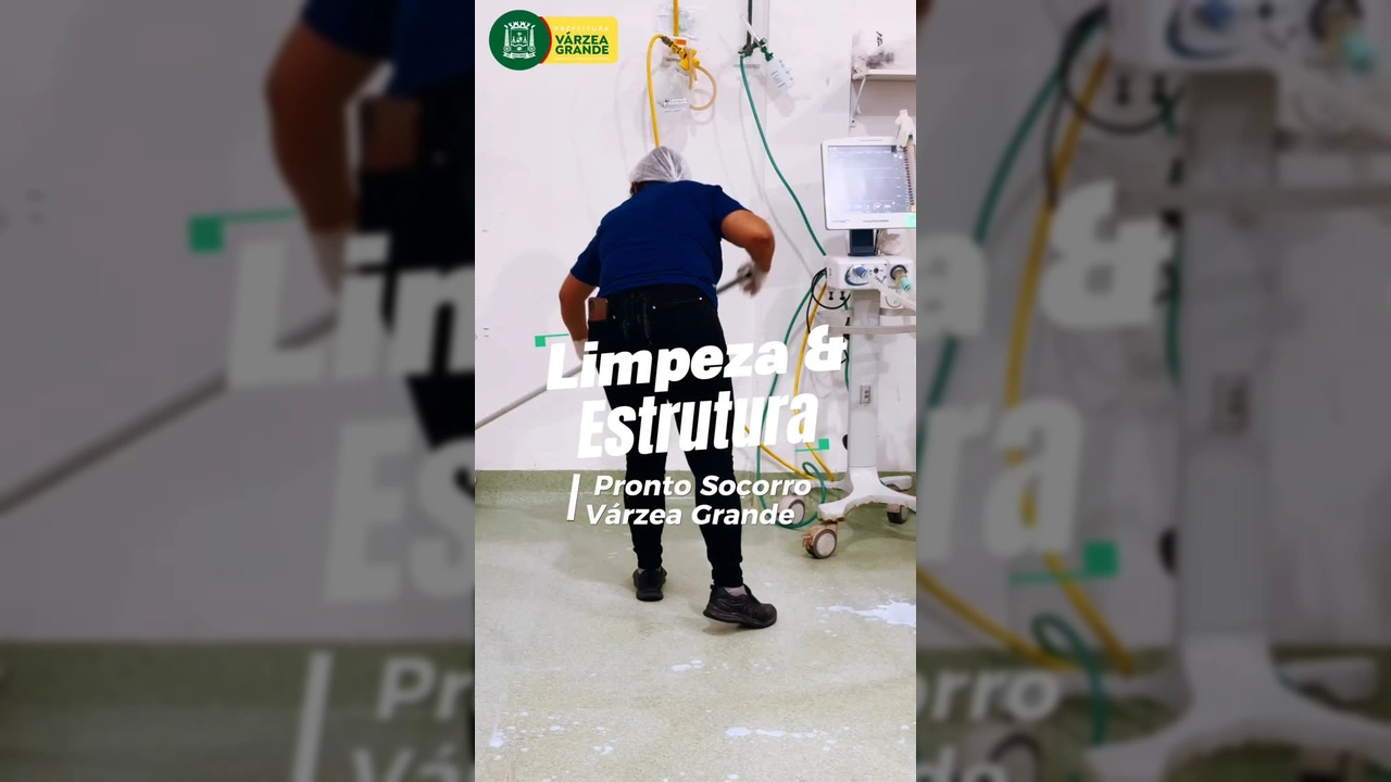 Trabalhadores realizando limpeza e obras de reforma em um corredor de hospital em Várzea Grande.
