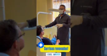 Dentista ajustando prótese dentária para paciente em Nossa Senhora do Livramento. Créditos: Instagram @smslivramento