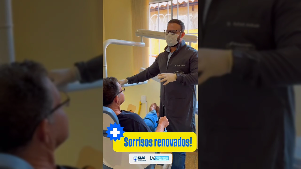 Dentista ajustando prótese dentária para paciente em Nossa Senhora do Livramento. Créditos: Instagram @smslivramento