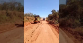 Imagens de máquinas pesadas, como motoniveladora e escavadeira, trabalhando em estrada de terra vermelha, indicando obras de recuperação viária. Crédito: Instagram @prefeituranovalacerda