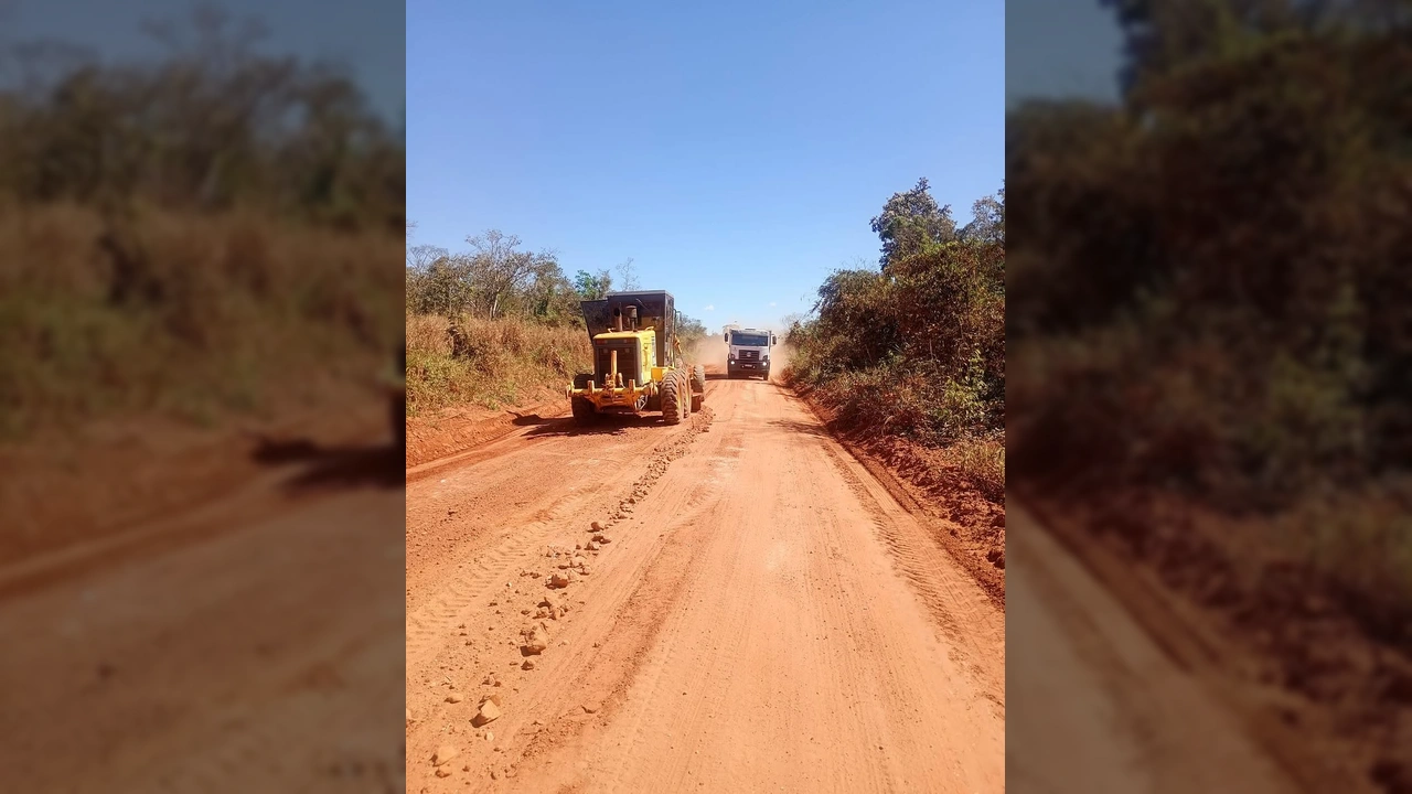 Imagens de máquinas pesadas, como motoniveladora e escavadeira, trabalhando em estrada de terra vermelha, indicando obras de recuperação viária. Crédito: Instagram @prefeituranovalacerda