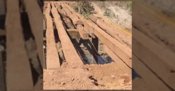 Imagens da Ponte do Rio Peixotinho II em Matupá durante o início dos trabalhos de recuperação, mostrando o madeiramento comprometido e o leito do rio abaixo. Créditos: Prefeitura Municipal de Matupá / Instagram.