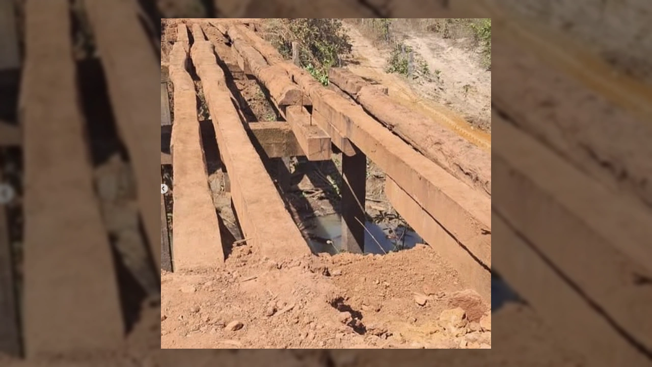 Imagens da Ponte do Rio Peixotinho II em Matupá durante o início dos trabalhos de recuperação, mostrando o madeiramento comprometido e o leito do rio abaixo. Créditos: Prefeitura Municipal de Matupá / Instagram.